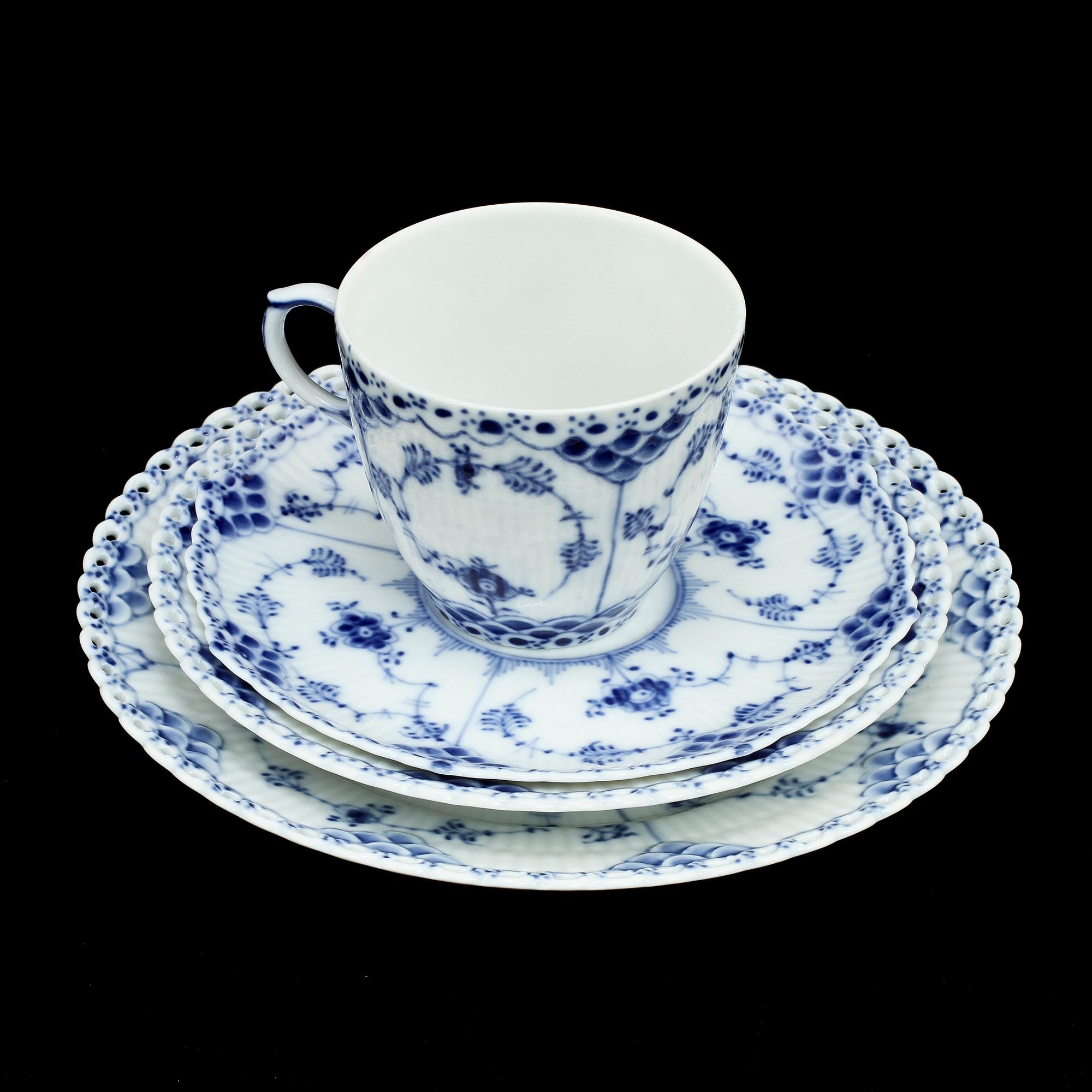 SERVISDELAR, 35 st, porslin, "Musselmalet", Royal Copenhagen.