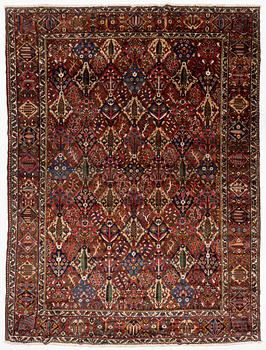 A semi-antique Chahar Mahal/Bakthiari carpet. ca 502 x 376 cm.