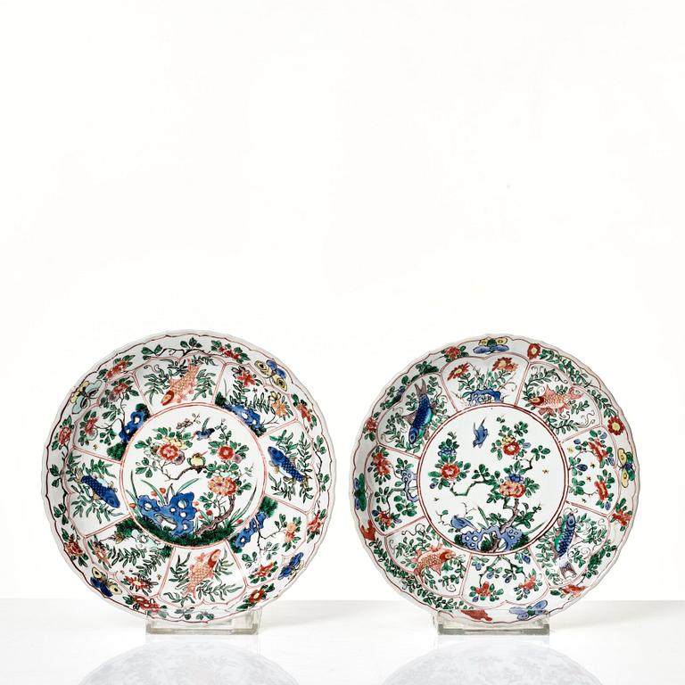 A pair of large famille verte cups with saucers, Qing dynasty, Kangxi (1662-1722).