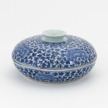 A Chinese blue and white box with cover, 19th century.