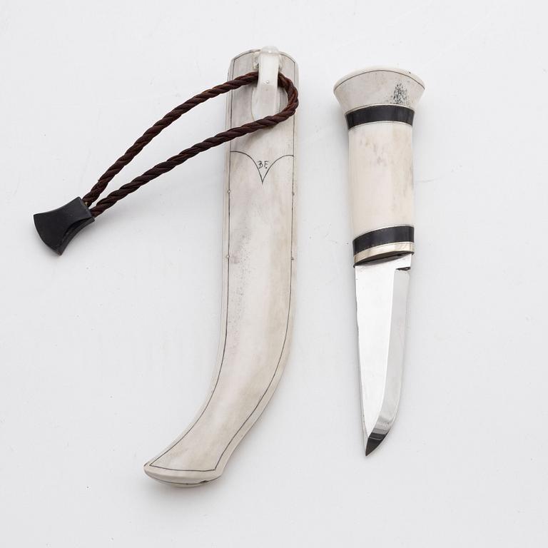 A reindeer horn knife with buffalo inlays by Bertil Fällman, signed.