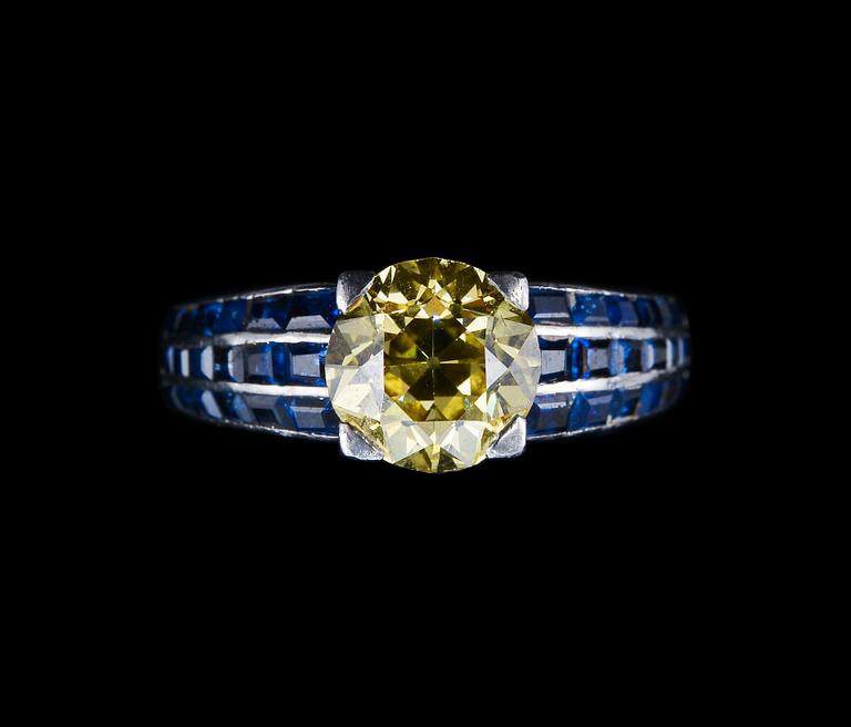 RING, briljantslipad gul diamant ca 2.00 ct. 36 fyrkantslipade safirer, platina. Geneve 1950 t. Vikt  9 g.