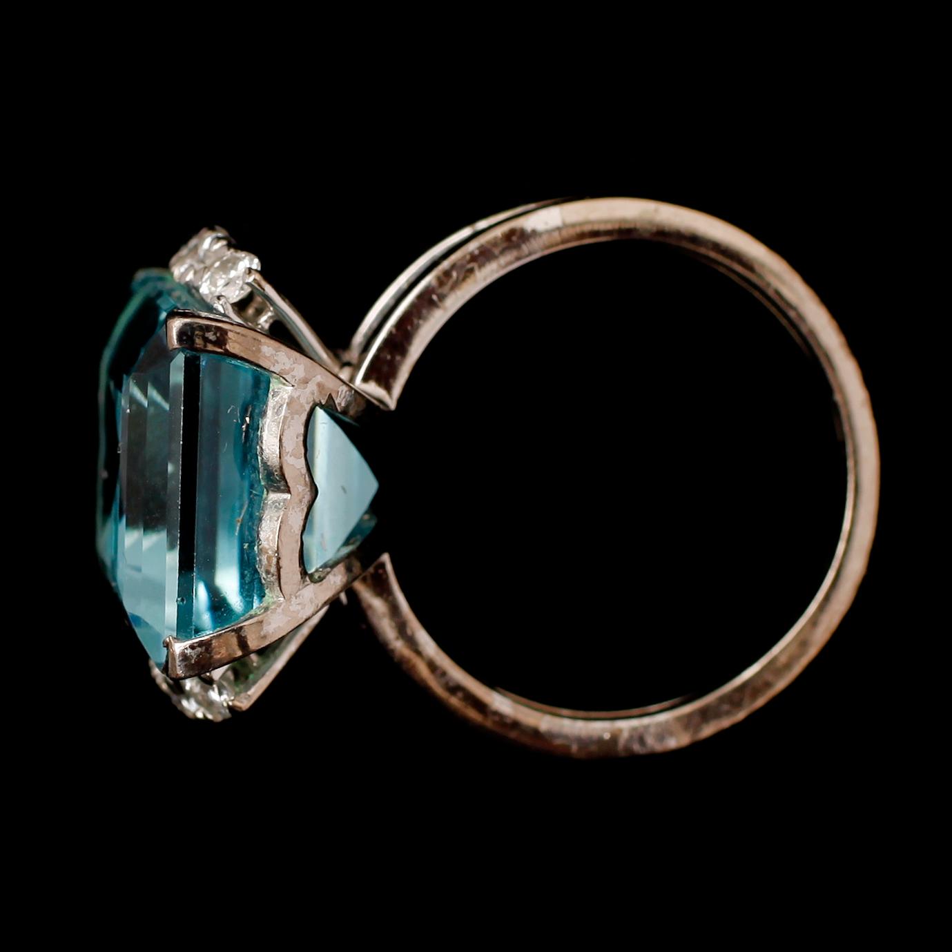 RING, 18 k vitguld, med akvamarin och briljanter.