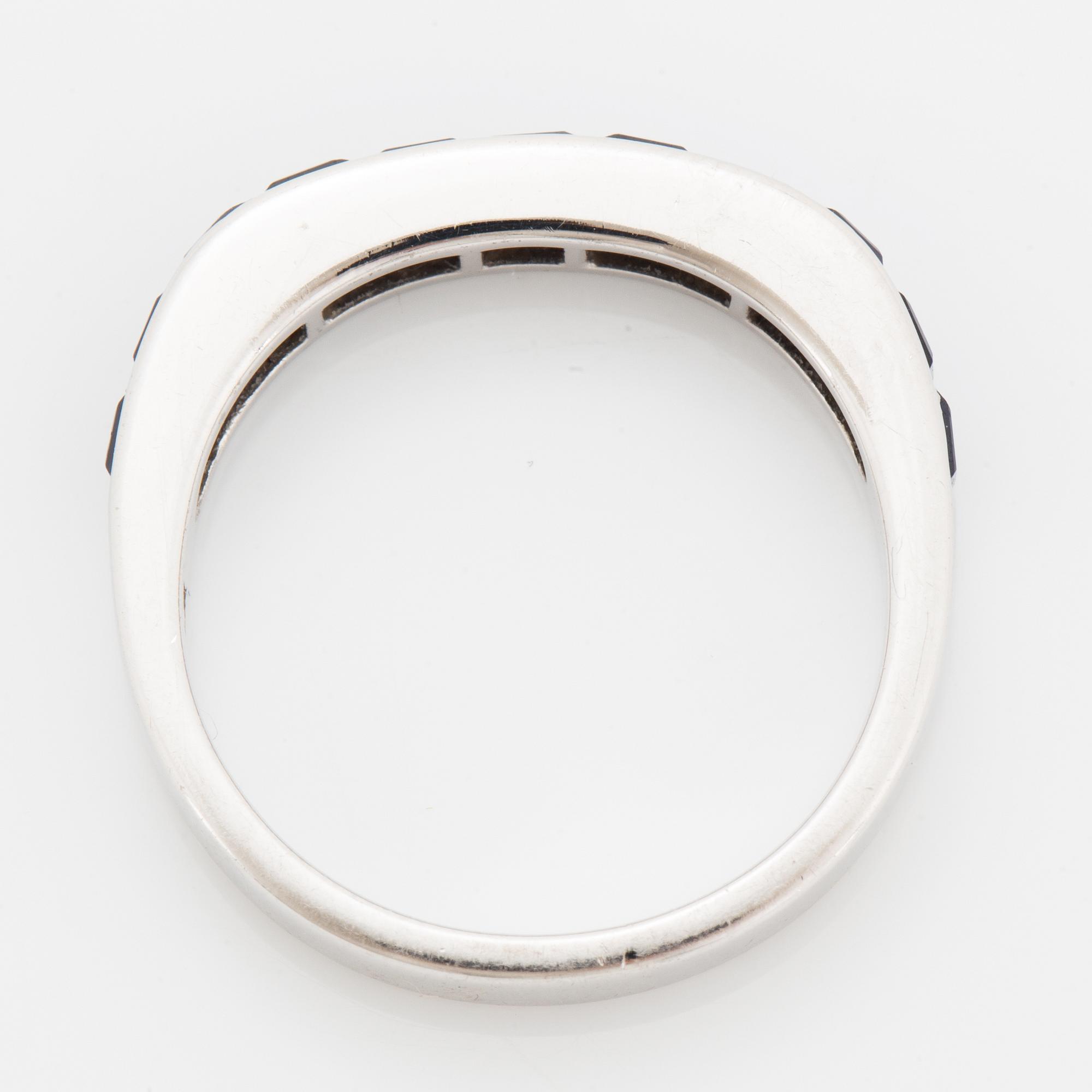 Calibré-cut sapphire ring.