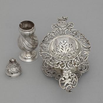 TESIL i ställ och SALTSTRÖARE, silver, importstämplar, 1900-talets mitt.