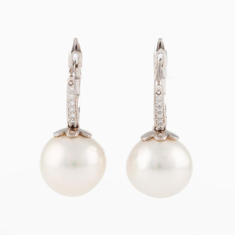 A pair of earrings in 18K gold with cultured freshwater pearls and round brilliant-cut diamonds.