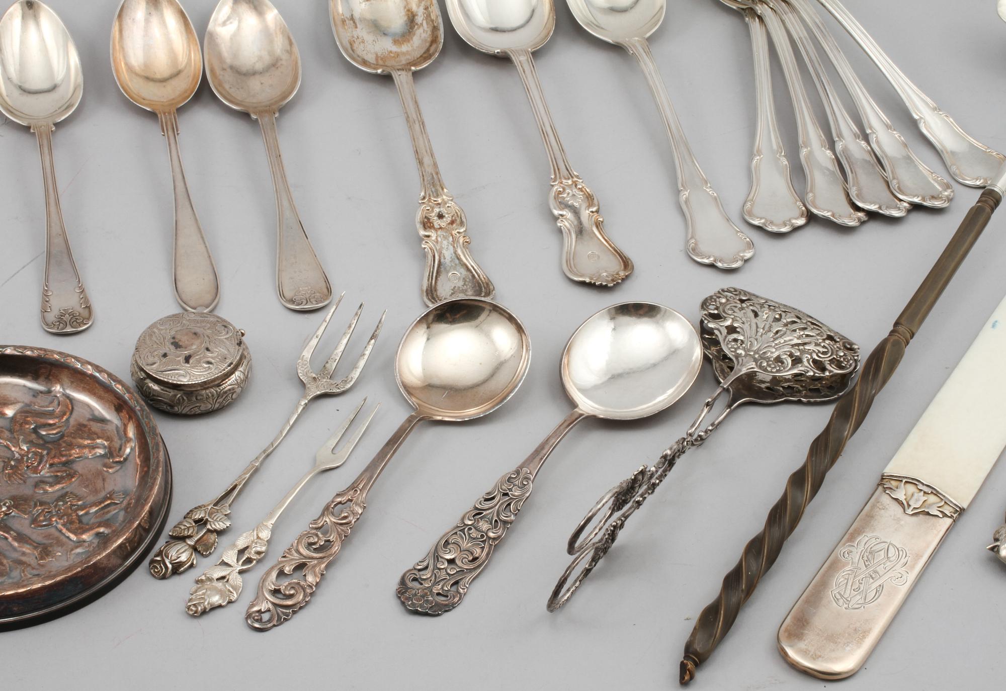 PARTI SILVER, 37 delar, mestadels Sverige, 1800- och 1900-tal, vikt ca 1250 g.