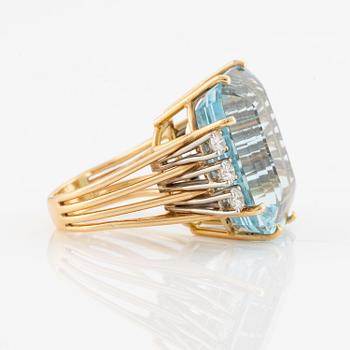 A ring in 18K gold with a step-cut aquamarine and round brilliant-cut diamonds by Gunnar Fahlström.