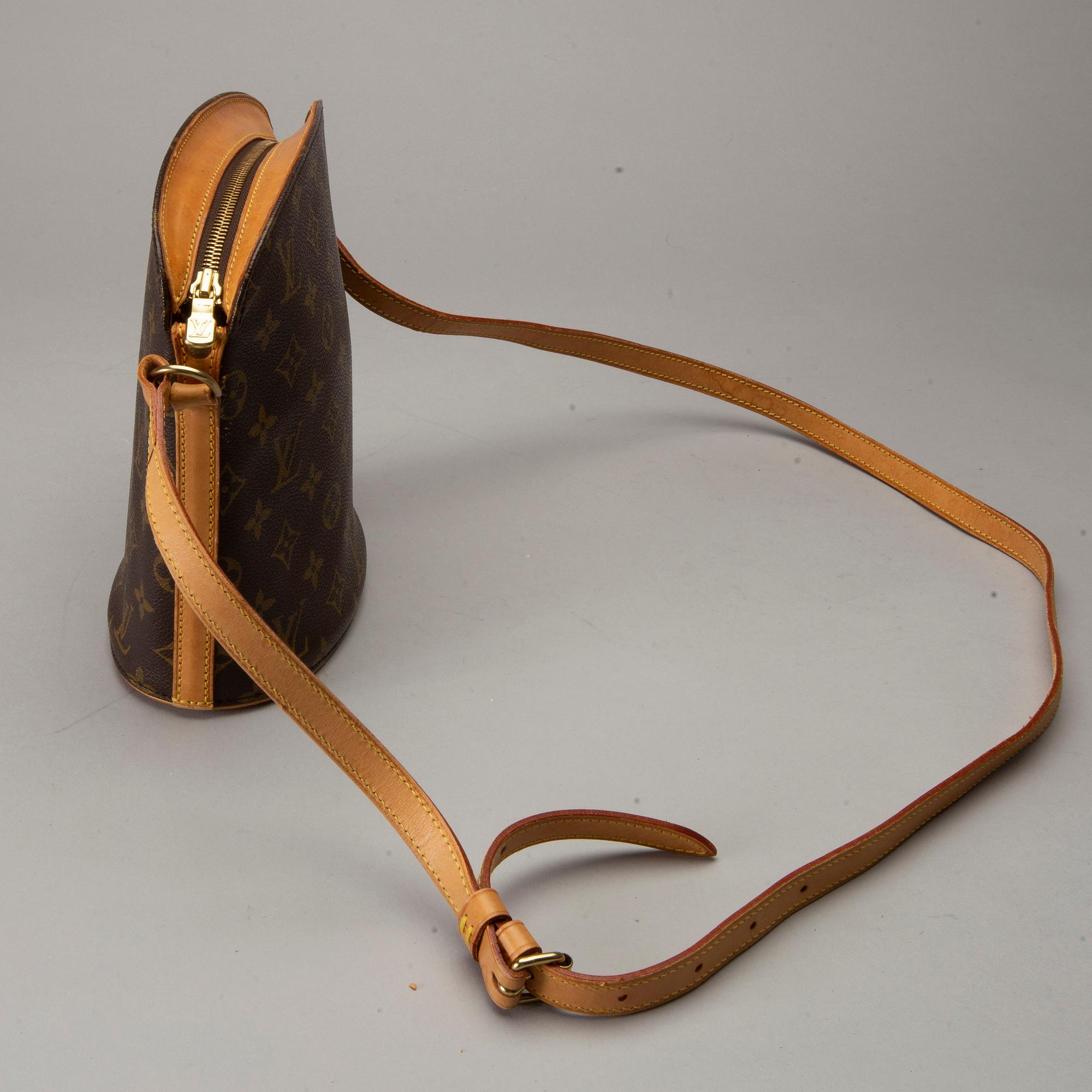 LOUIS VUITTON, cross body bag.