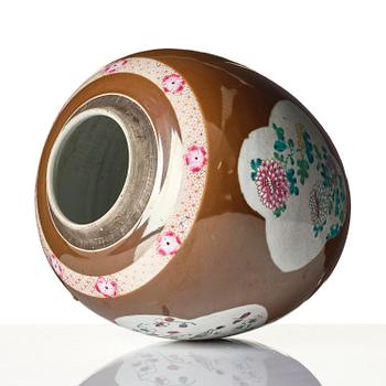 A famille rose jar, Qing dynasty, 18th century.