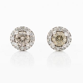 Earrings 14K white gold with light brown brilliant-cut diamonds and brilliant-cut diamonds.