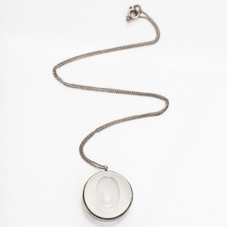 Tapio Wirkkala, riipus, hopeaa ja akryyli, signeerattu TW, Holger Lindström, Helsinki 1961, sekä ketju.