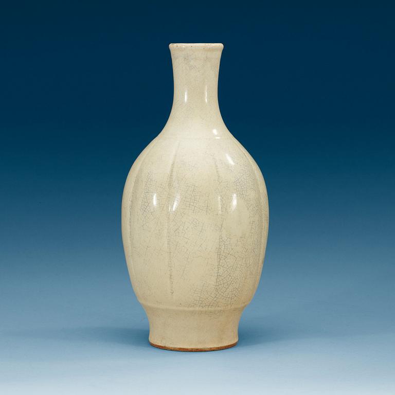 A white ge-glazed vase, Qing dynasty (1644-1912).