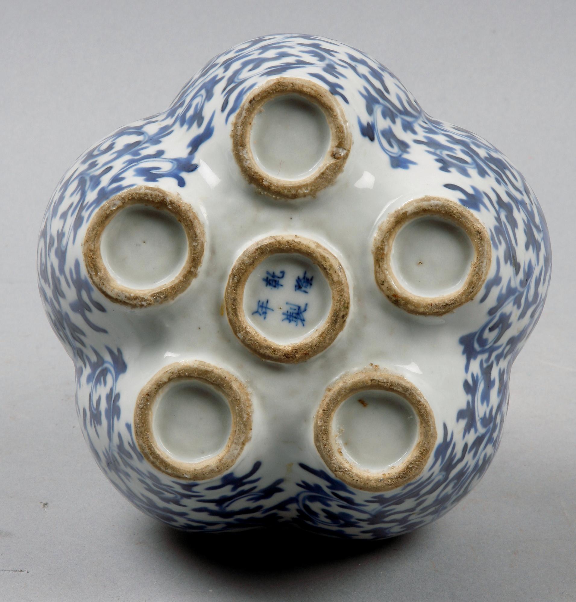 TULPANVAS, porslin. Kina Qingdynastin, 1800-tal.