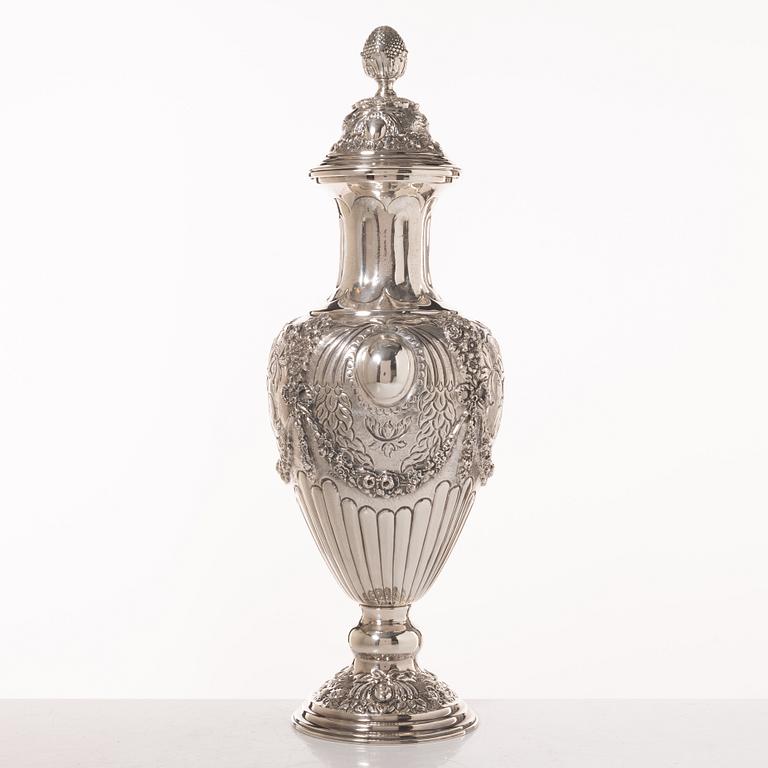 A silver lided vase, Louis XVI style, 20th century.