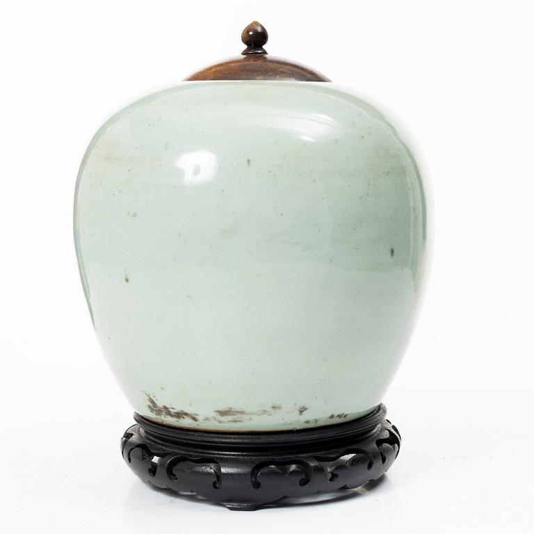 A porcelain pot with wooden cover and stand, China, 19th century.