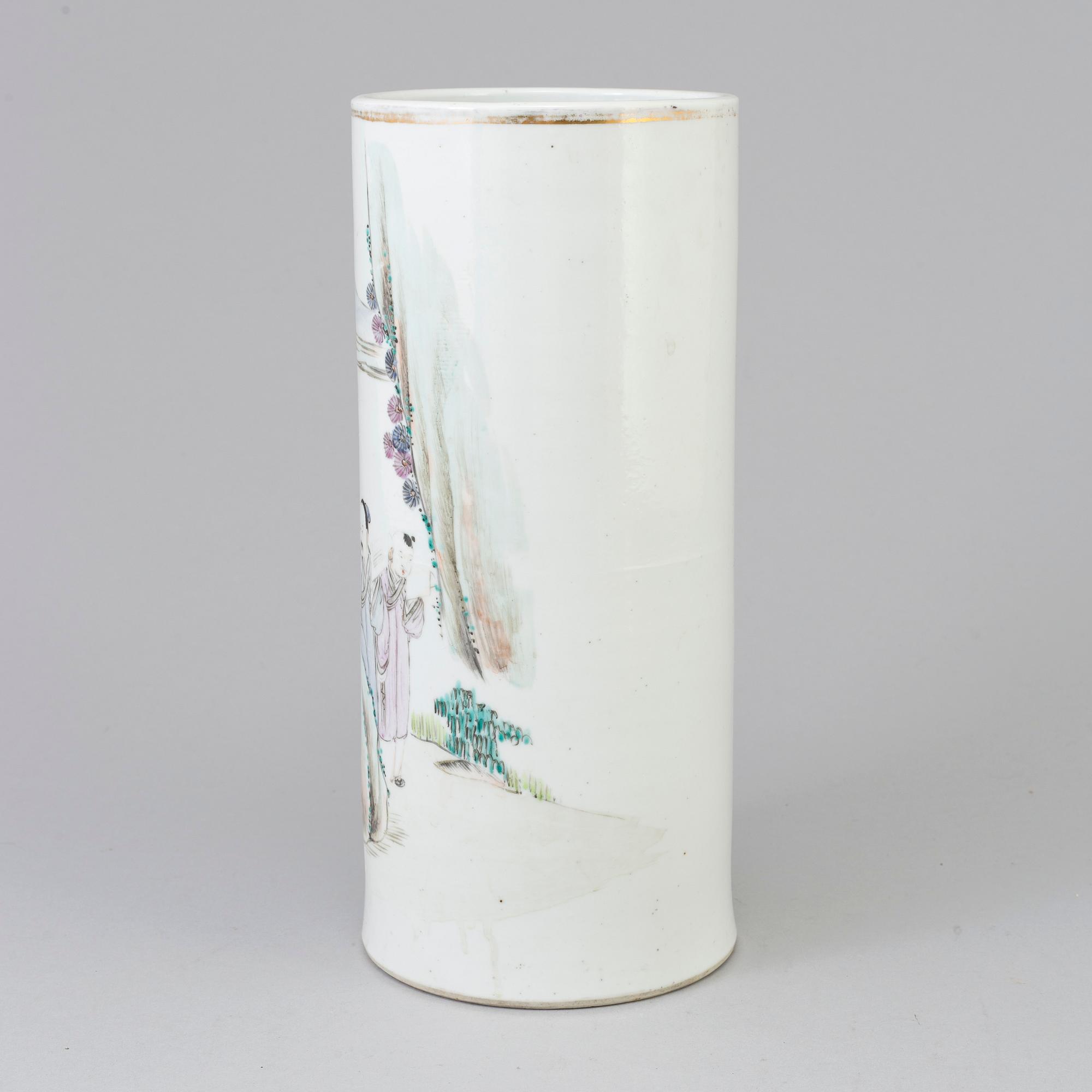 A Chinese famille rose porcelain hat stand, early 20th century.
