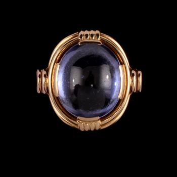 RING, 18k guld med cabochonslipad spinell, Stockholm, 1900-talets mitt. Vikt 8g.