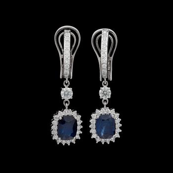 1213. A pair of blue sapphire earrings tot. 4.22 cts set with brilliant cut diamonds tot. 1.42 ct.