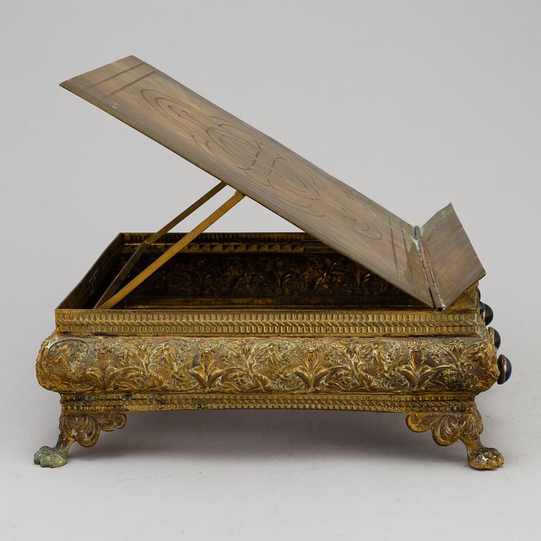 BOKSTÄLL, mässing, 1800-talets andra hälft.