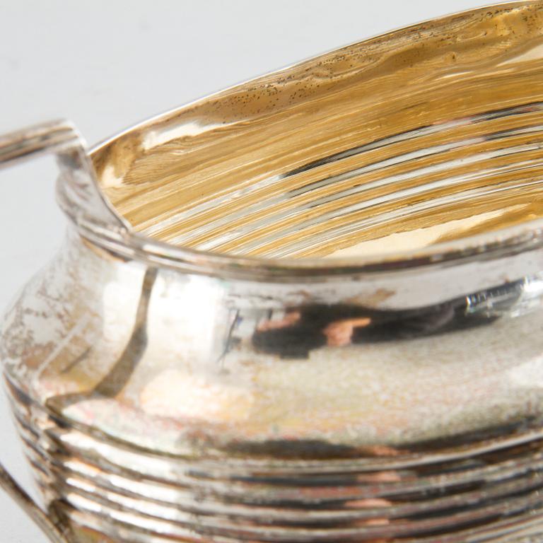 A sugar bowl and a creamer by Henry Stratford in Sheffield, 1895, weight 289 g.