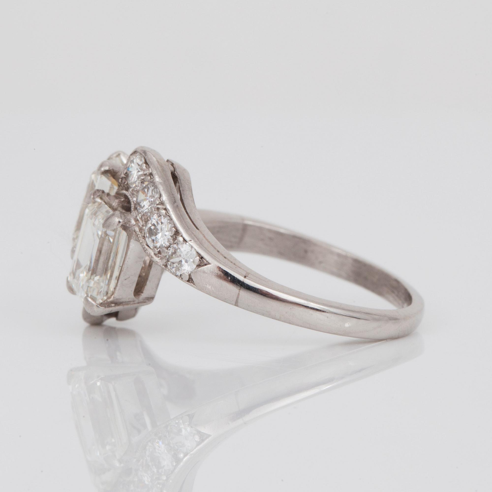 RING med briljant- och smaragdslipade diamanter.