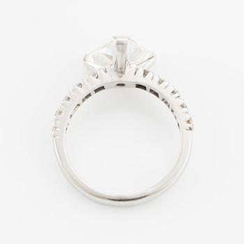 Ring with a triangular-shaped diamond, approx. 2.37 ct.