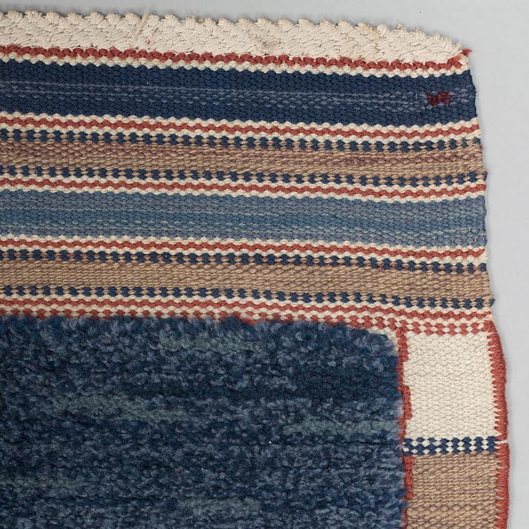 CARPET. "Rutig blå halvflossa". Knotted pile in relief. 197 x 81 cm. Signed AB MMF.