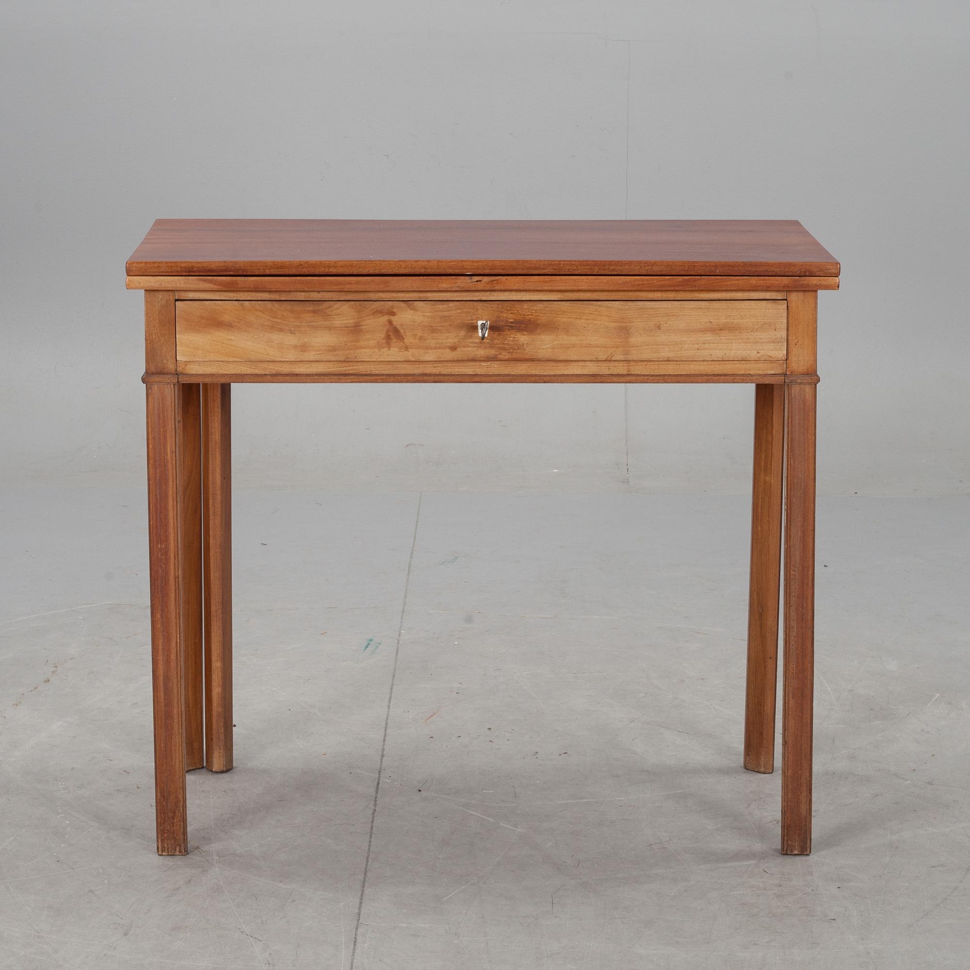 SPELBORD, sengustavianskt. Omkring 1800.