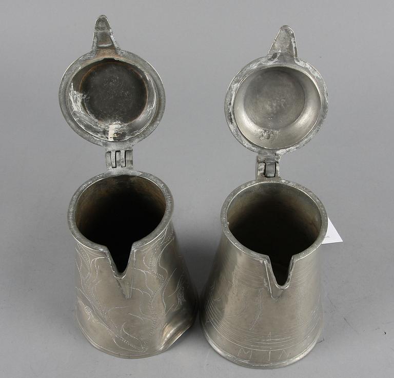 SKÄNKKANNOR, 2 st, tenn, 1800-talets slut.