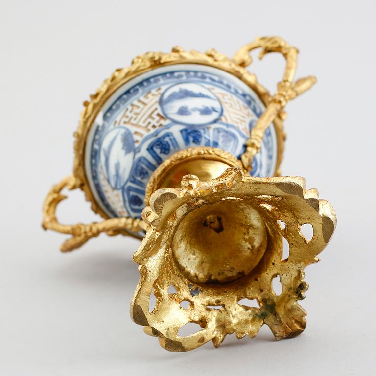 SKÅL PÅ FOT, brons och porslin, orientalisk 1700-/1800-tal.
