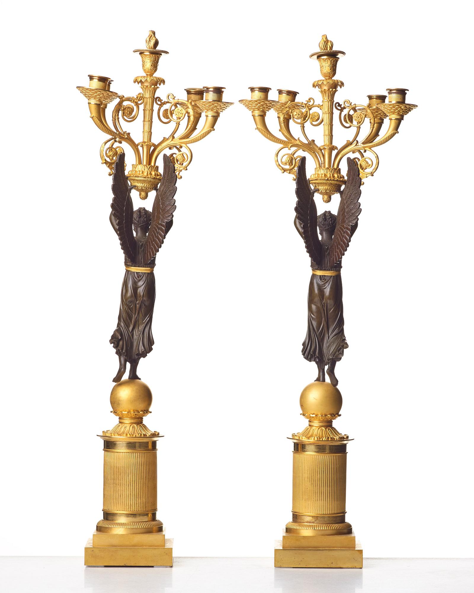KANDELABRAR ett par för fem ljus, sign Rabiat, bronsmakare verksam i Paris 1756-1815, Frankrike ca 1810, empire.
