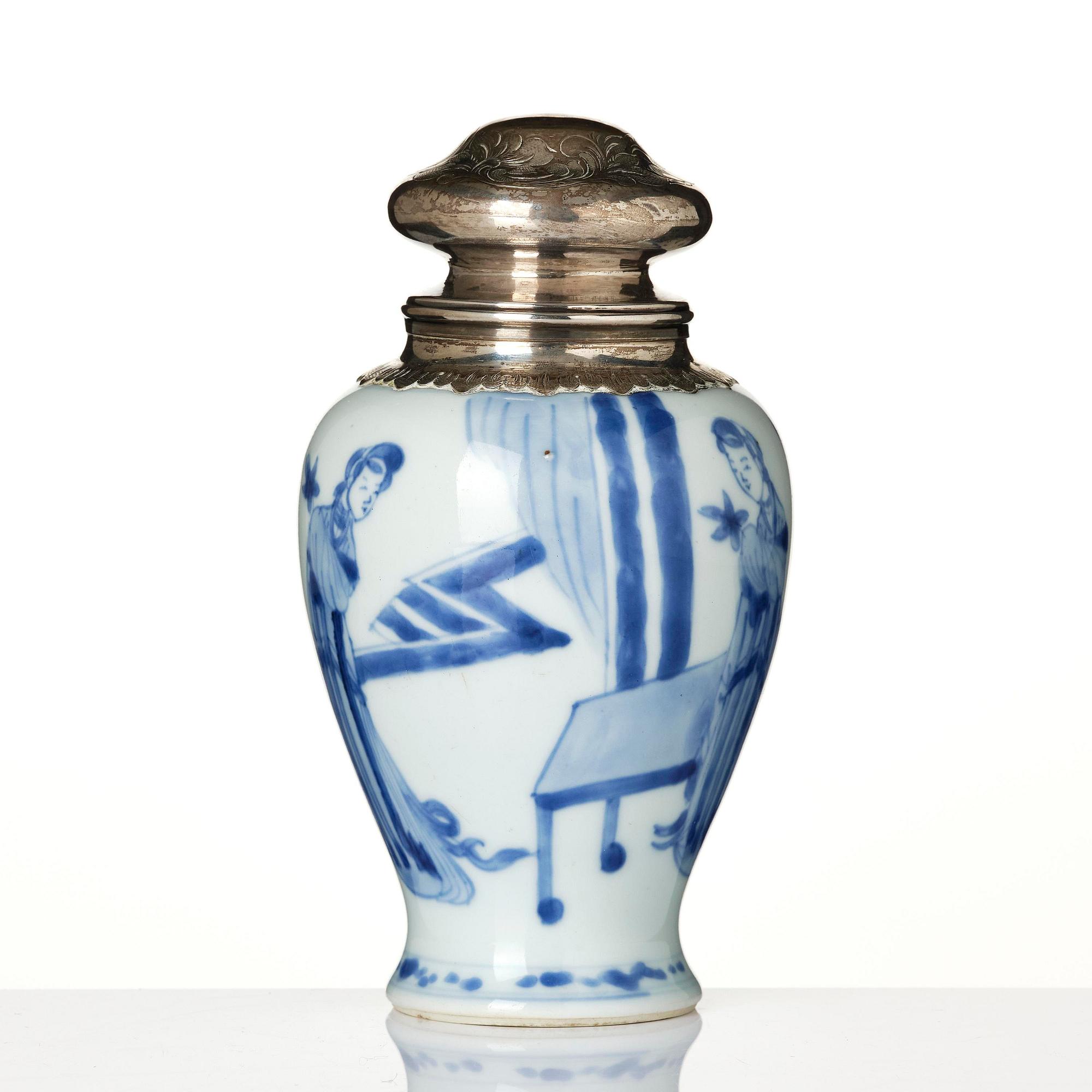 A blue and white tea caddy with silver mount, Qing dynasty, Kangxi (1662-1722).