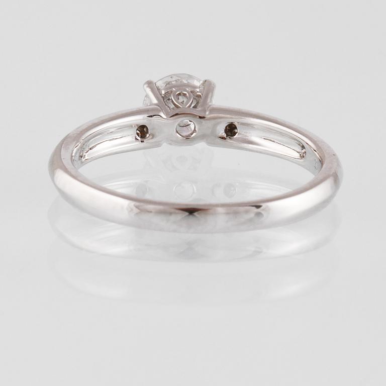 RING, 18K vitguld med briljantslipade diamanter ca 0.55 ct. Vikt 3,2 gram.