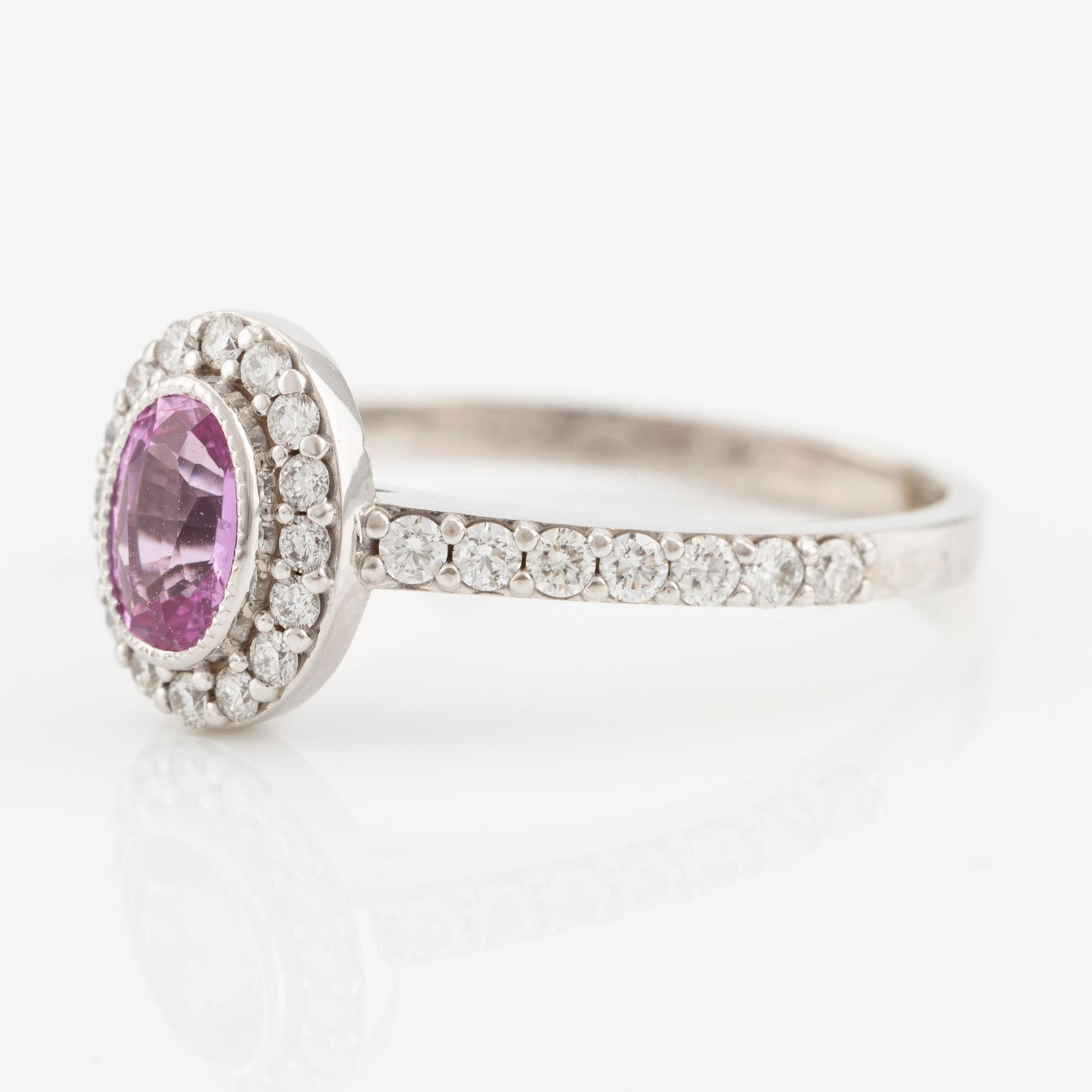 Ring 14K guld med en rosa fasettslipad safir och runda briljantslipade diamanter.