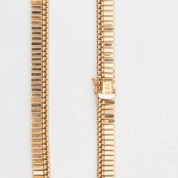 An 18K gold necklace by Unoaerre Italy.