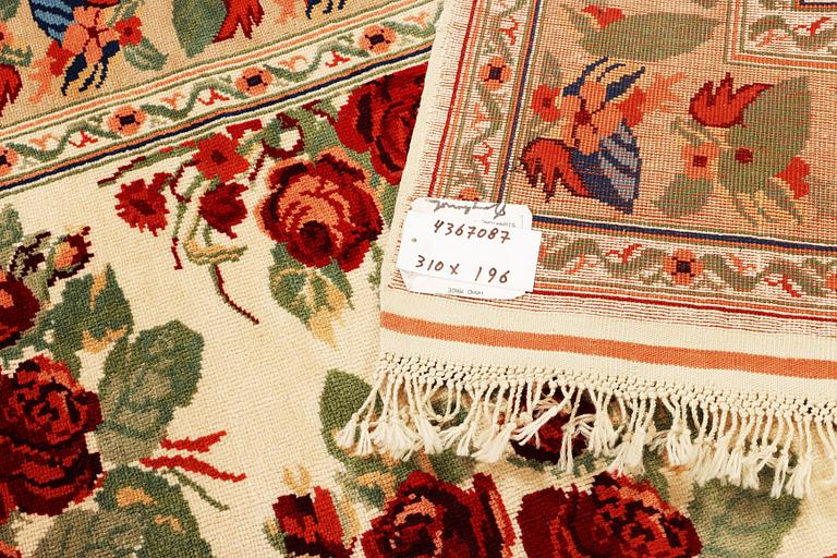 A Bakhtiari carpet, a. 310 x 196 cm.