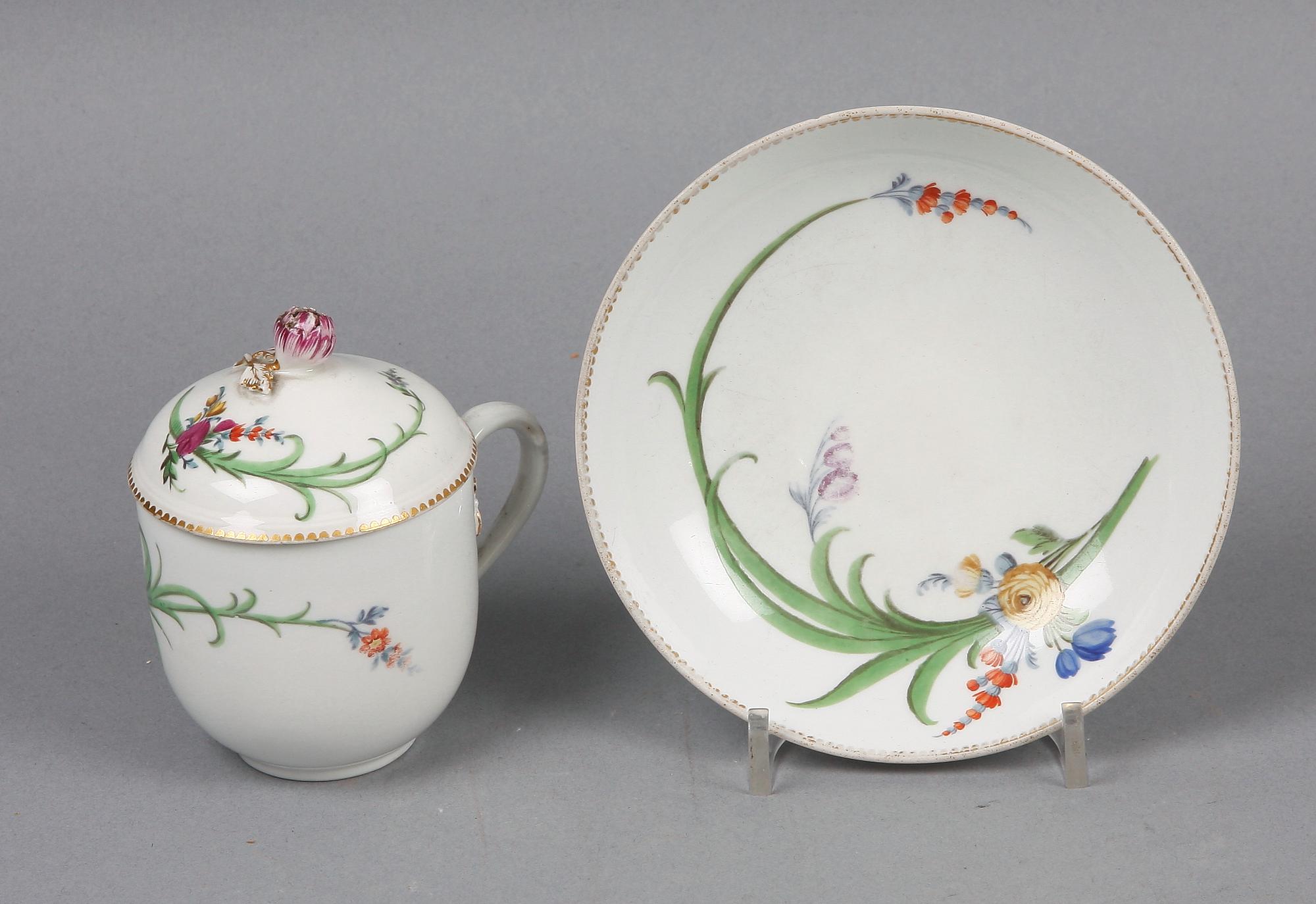 CHOKLADKOPP MED LOCK OCH FAT, porslin, Meissen, 1700-tal.