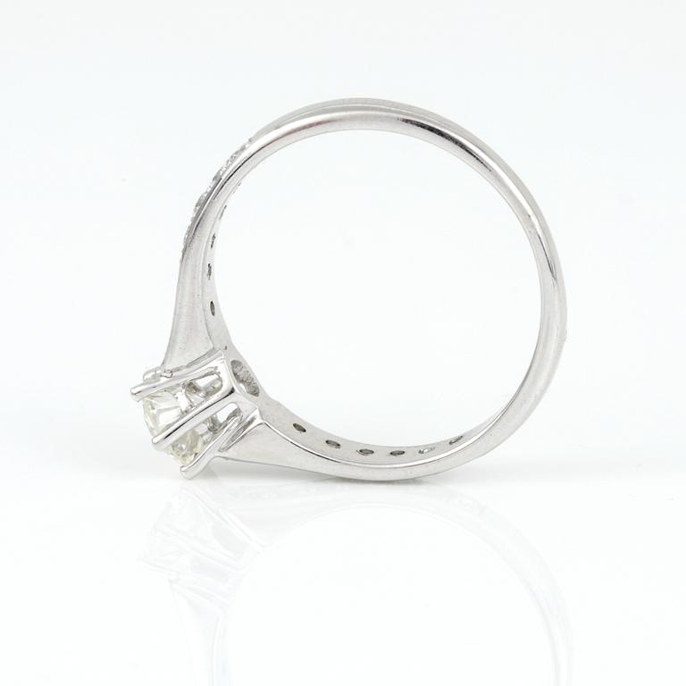 RING, 18K vitguld med briljantslipade diamanter, tot ca 0,95 ct. Vikt ca 3,37 g.