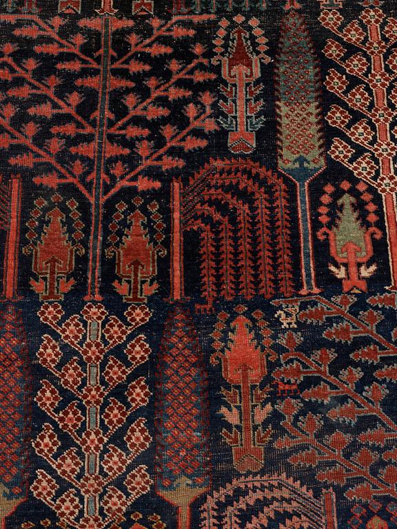 ANTIQUE/SEMI-ANTIQUE BIDJAR. 352 x 229,5 cm (as well as approximately 3 cm of flat weave at each end).
