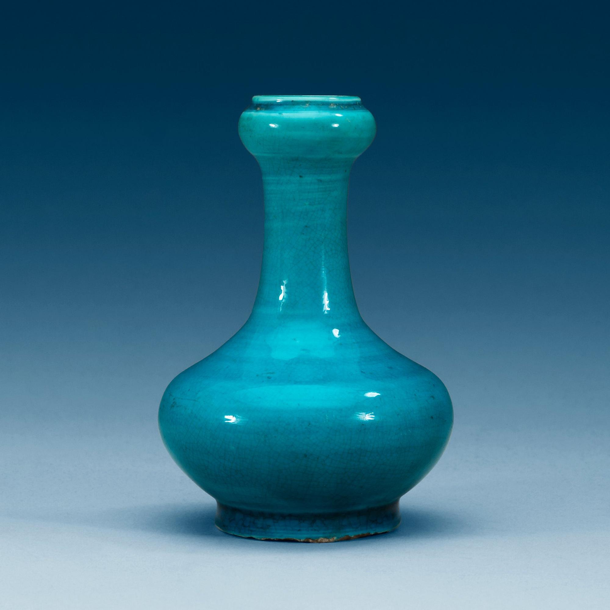 A turquoise glazed vase, Qing dynasty.