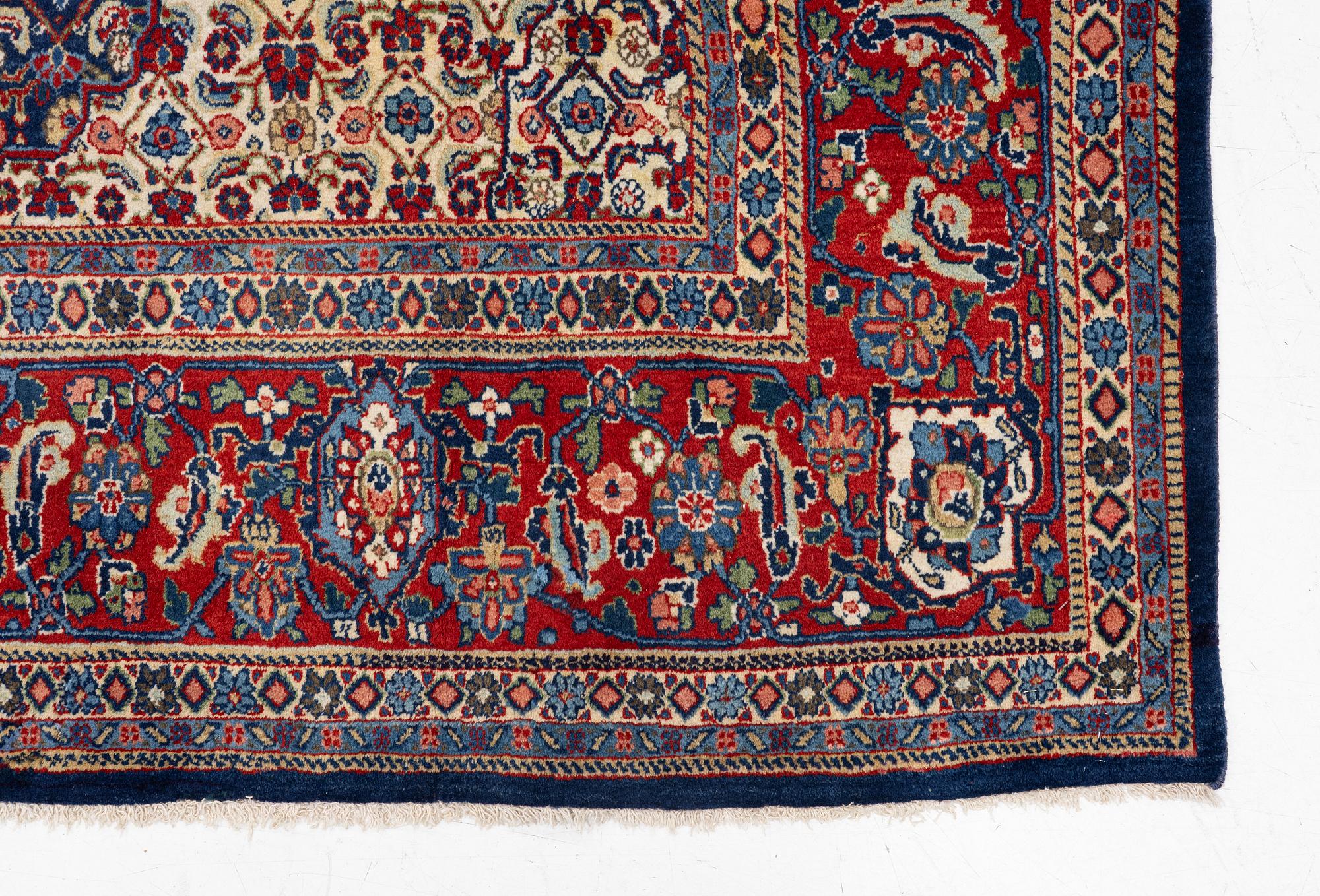 A Sarough carpet, approx. 333 x 210 cm.