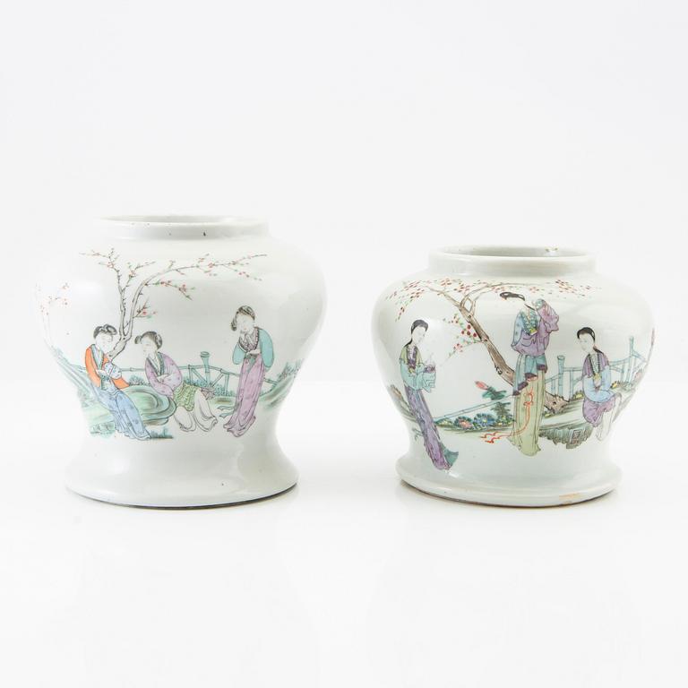 A set of two Chinese vases, 20th century.