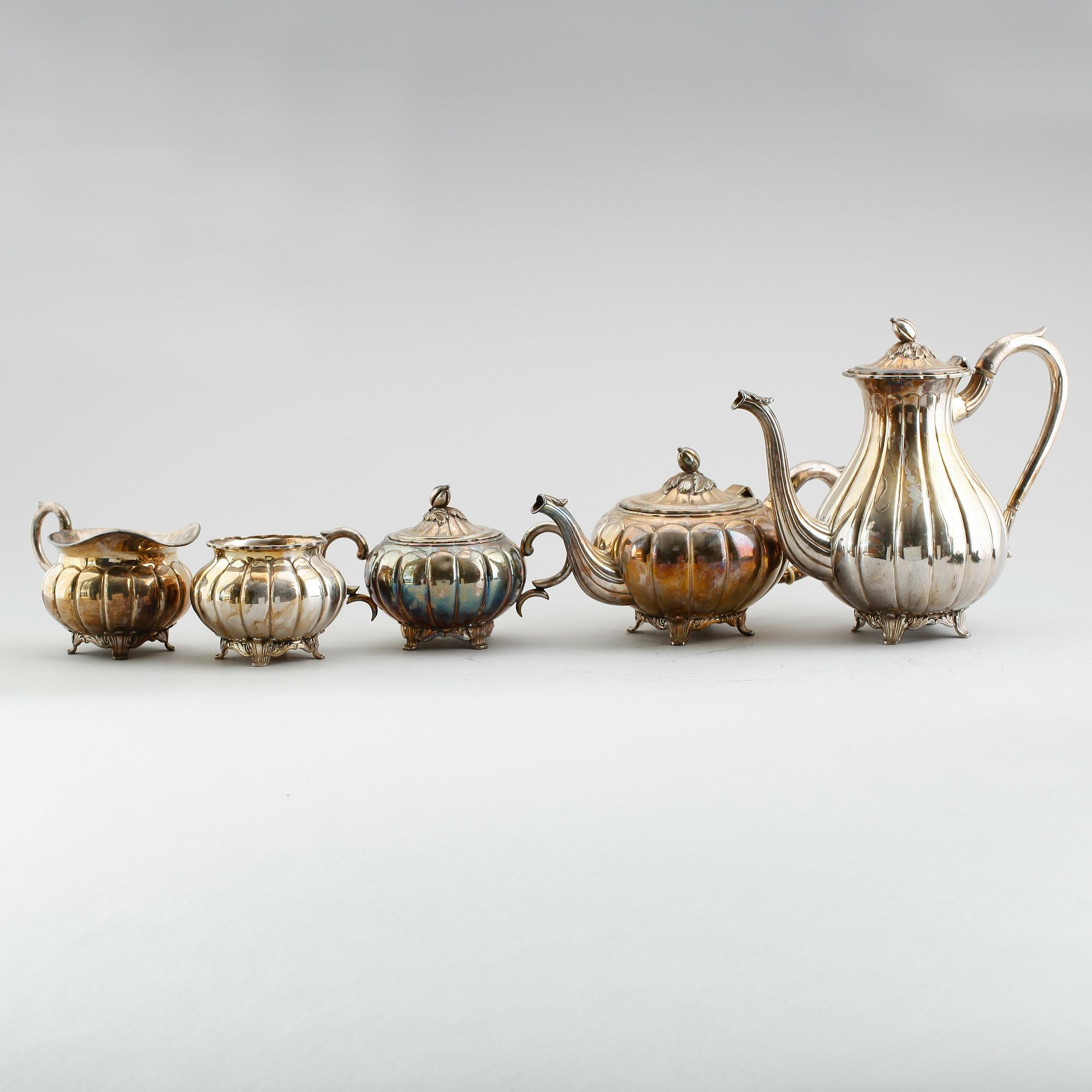 TE- OCH KAFFESERVIS, 5 delar, silver, 1900-talets första hälft. Vikt ca 2180 gram.