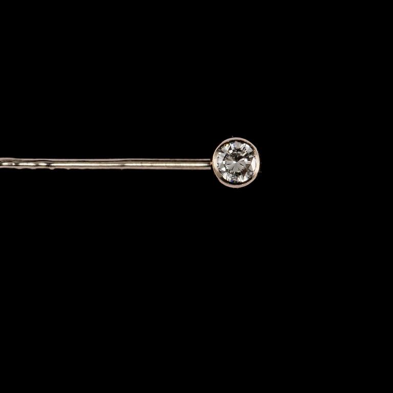 KRAVATTNÅL, 18k vitguld med briljantslipad diamant, 0.06 ct, Per Dåvik, Alton, Falköping, 1968. Vikt 0,5 g.