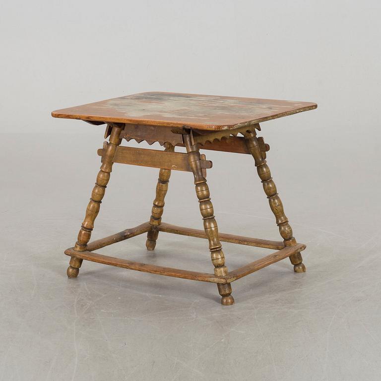 A WOODEN TABLE, 19/20th century.