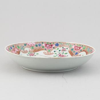 A famille rose serving dish, Qing dynasty, Qianlong (1736-95).
