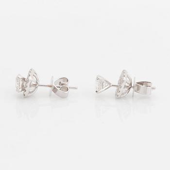 A pair of 18K white gold earrings with round brilliant-cut diamonds with a total weight of ca 1.30 cts.