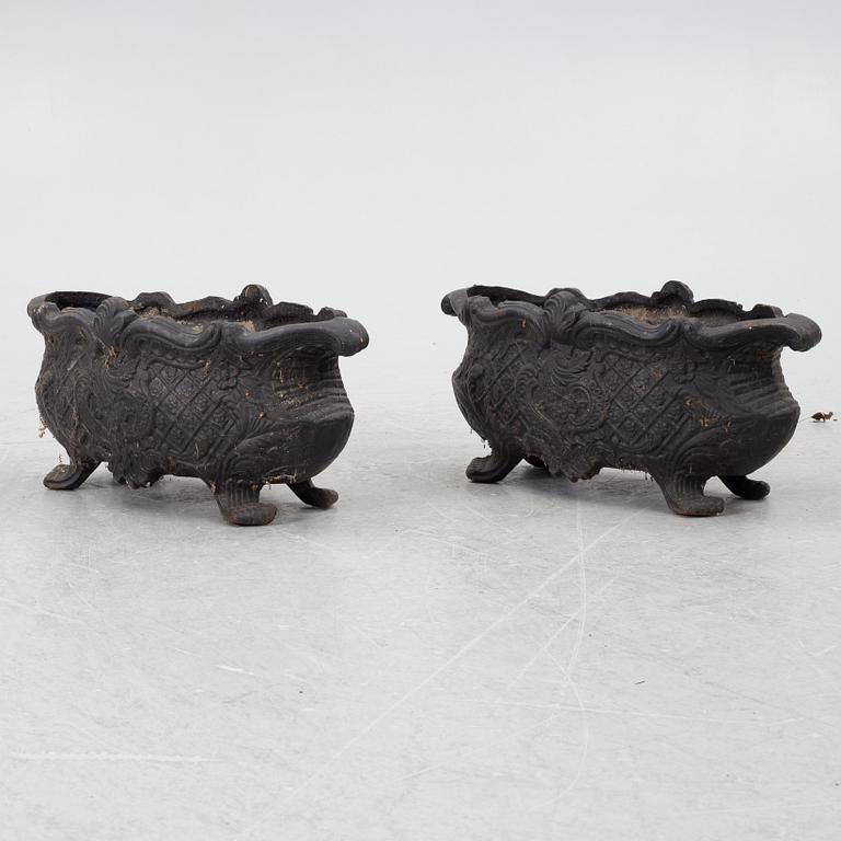 Jardinierer, ett par, barockstil, 1900-tal.