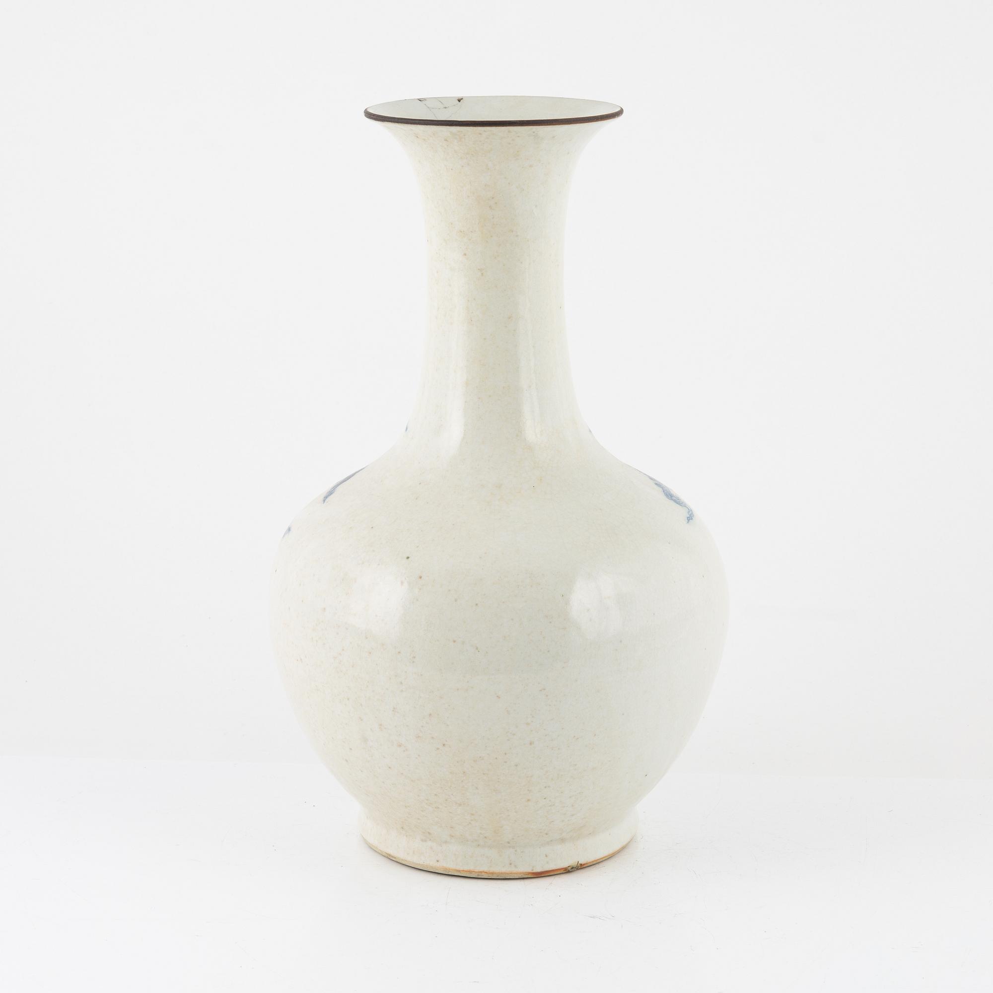 A blue and white vase, late Qing dynasty.